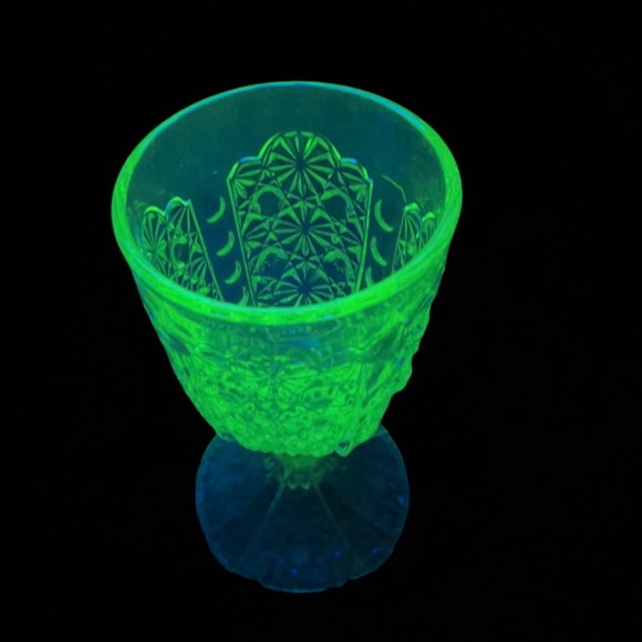 🚫SOLD🚫e🅱️y Water Goblet Daisy Vaseline Glass - Picture 7 of 7
